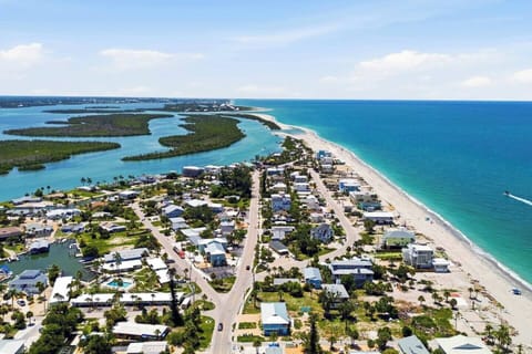 Pirate's Paradise sits between Lemon Bay and the Gulf, giving your crew the best of both worlds—boating on one side and beautiful beaches on the other.