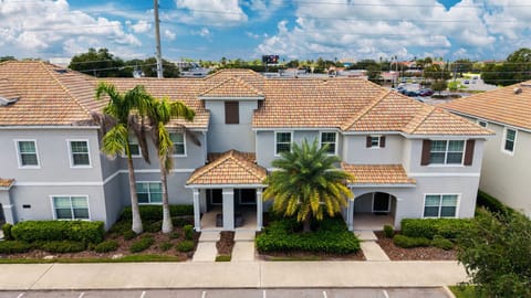 Enjoy the sunny Mediterranean-style exterior and palm-lined setting, with a great central location near shops and resort attractions.