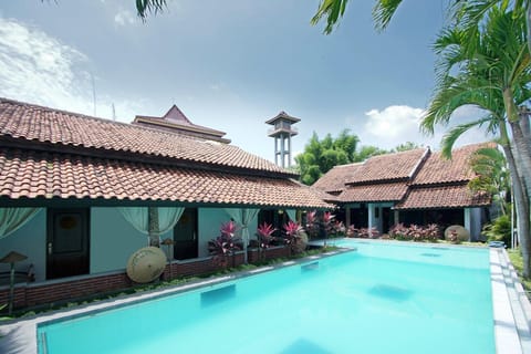 Hotel Swimming Pool