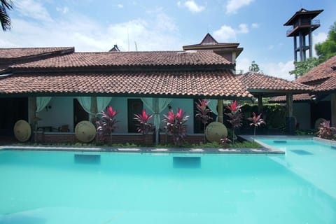Hotel Swimming Pool