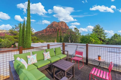 Welcome to Caballo - relax on the rooftop deck with iconic, front-row Sedona red rock views. Prime location in a peaceful Sedona neighborhood close to hiking trails.