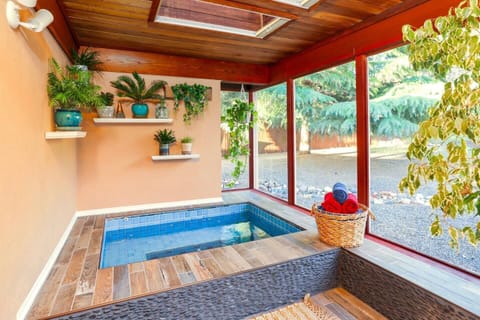 ✨Unwind into a newly re-finished indoor hot tub room w/ scents of fresh-cut cedar. Feel refreshed swimming amongst a living wall of luscious plants!

Summer-time option: hot tub can be converted into a cold-plunge while the room feels like a sauna.✨