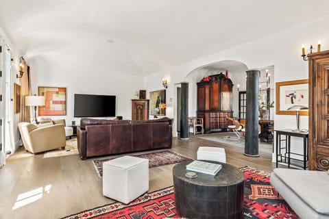 Private gated Los Feliz villa  near Hollywood with yard