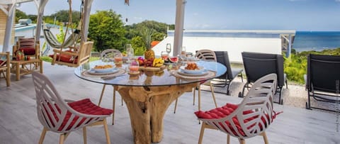 Vue depuis la terrasse et l’espace de vie extérieur face à la mer