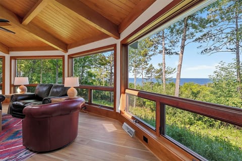 Incredible views of the Bay from on top of the cliff. Large open concept living area with fire place. Plenty of seating for the whole family.