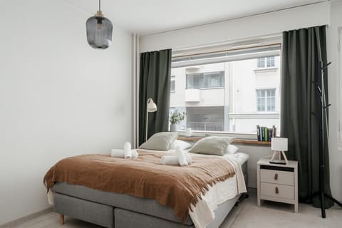 Bright sleeping area with premium 160 cm bed and blackout curtains