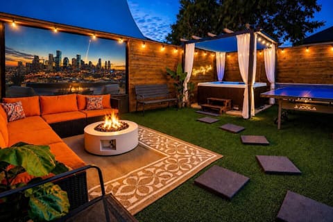 Your own private backyard escape in the heart of Houston! Unwind in the hot tub, gather around the fire pit, enjoy outdoor games & movie nights under the lights. Perfect for groups, late-night hangs & unforgettable memories near Downtown & EaDo.