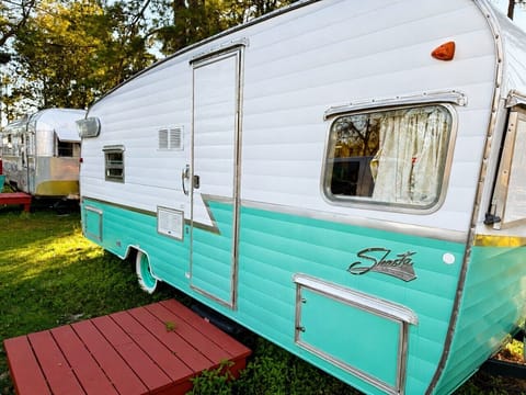 Classic curves, turquoise dreams, and a slower pace of life. Your Shasta getaway awaits.