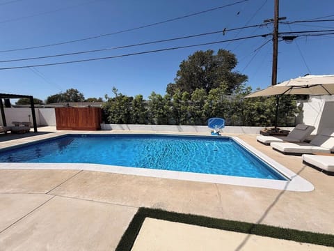 Get into fun and relaxation! Our pool deck features comfortable sun loungers, an adjustable umbrella, and a mini-basketball hoop for your enjoyment.