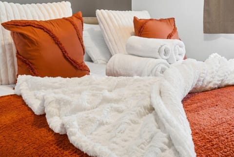 Copy of 12 - Bedroom - bed styling