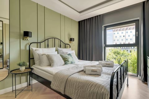 Przestrzeń apartamentu łączy funkcję sypialni, części wypoczynkowej i jadalnianej. Znajduje się w niej wygodne łóżko małżeńskie z hotelową pościelą i kompletem poduszek, telewizor Smart TV z dostępem do kanałów kablowych oraz szafa.