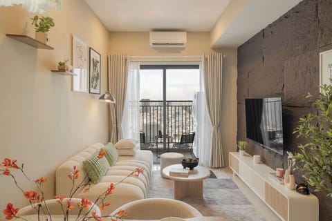 Minimalistic design, equipped with a comfortable sofa that fits 3, ideal for a small group of friends and to gather around and watch on a 55-inch 4K smart TV.
