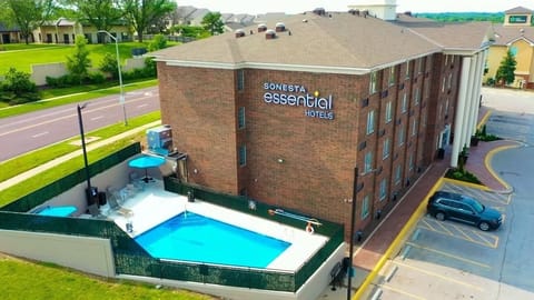 Seasonal outdoor pool (Open from May-September)