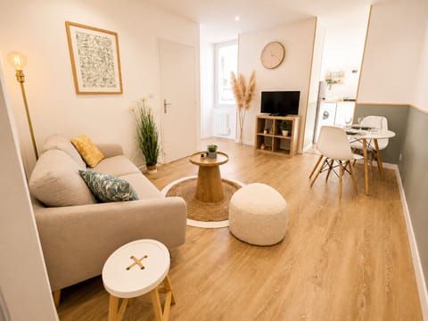 Spacious lounge with connected TV and fibre for your comfort