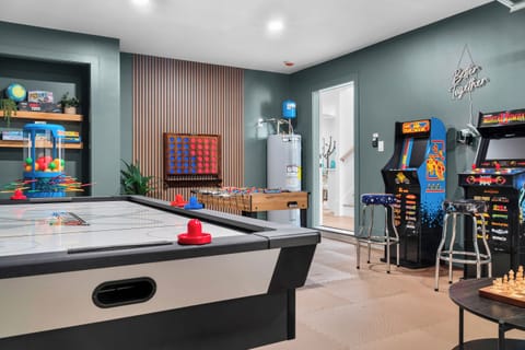 Rain or shine entertainment for the whole family! 🏒🎮 From air hockey and foosball to giant wall Connect Four and board games, this dedicated game room keeps everyone entertained.