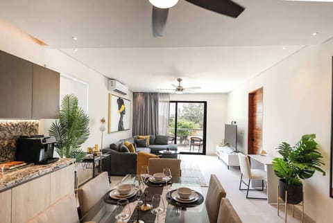 Vista general del departamento, cuenta con balcón privado con acceso desde la sala. Cocina completa y comedor