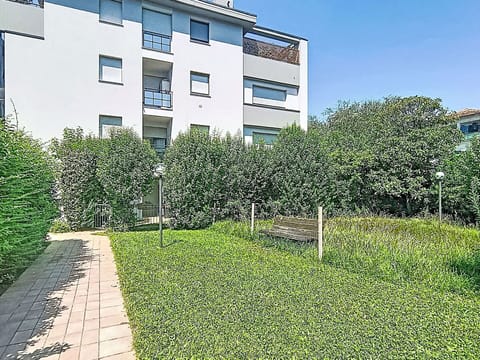 Green, Shrub, Residential Area, Urban Design, Garden, Groundcover, Apartment, Lawn, Hedge, Condominium