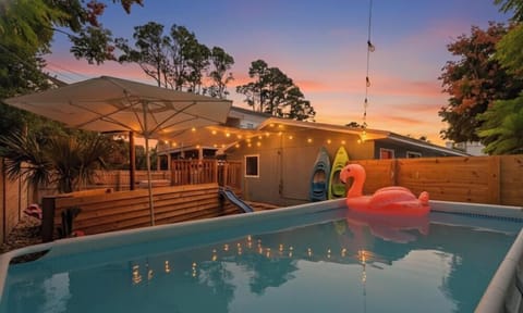 A place where generations play together! Enjoy the tropical weather.