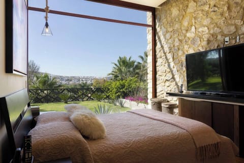 Esta es la recamara principal del departamento,  cuenta con un closet grande y tiene vista hacia el jardin y el campo de golf
