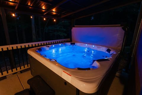 Hot Tub / whirlpool bath (Outdoor)