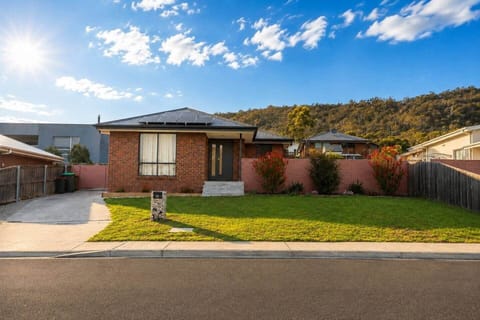 Peaceful 3BR Cambridge home near Hobart Airport