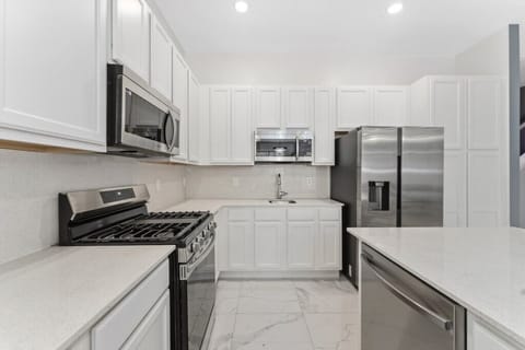 Full kitchen image 1
