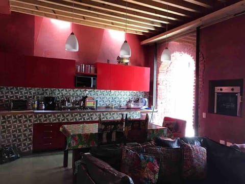 Vista del espacio de cocina, comedor y sala. 