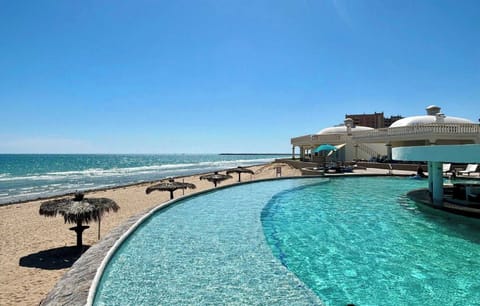 🌊 Where the pool meets the ocean! 💦🏝️☀️ Your perfect beach escape starts right here! 😎🌴