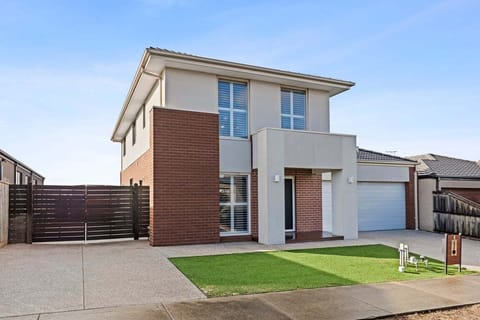 Spacious Entrance with Boat/Caravan Parking off street 