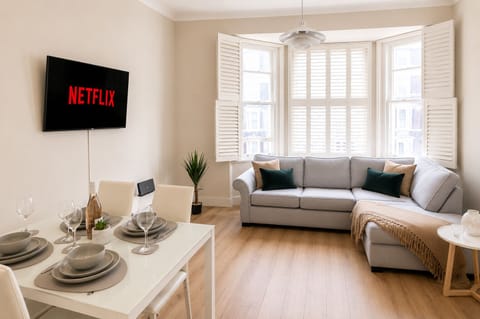 Living & dining area w/ smart TV & dbl sofa bed - Kensington flat near Hyde Park