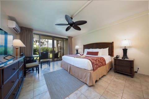 Unit with King size bed. Exact unit will be assigned upon arrival. Views, colors and decor may vary.