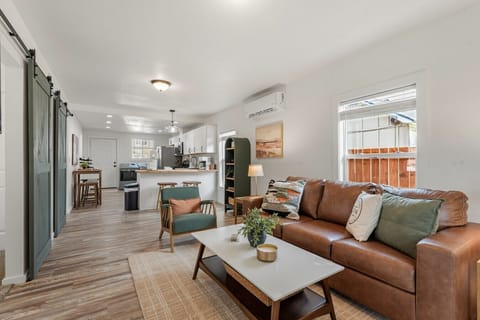 Open floor plan connecting the living room and kitchen