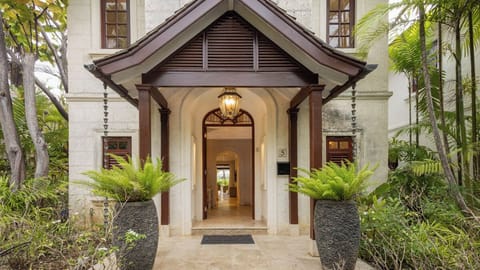 Claridges 5 - Luxury Villa Near Gibbes Beach (1213)