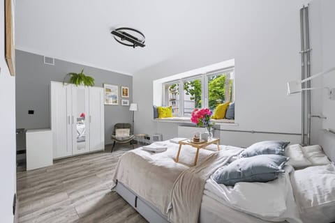 Bedroom with Queen Bed | Book Now with RENTUJEMY.COM