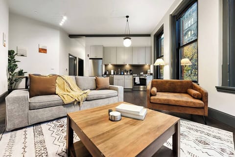 Spacious living room & kitchen