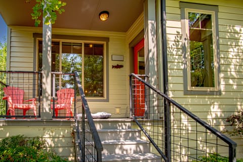 Welcome to Sweetwater Retreat - pet-friendly - pool - hot tub - heated garage