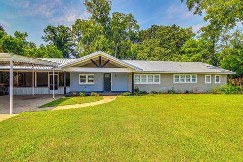 Dothan Vacation Rental | 4BR | 2BA | 2,400 Sq Ft