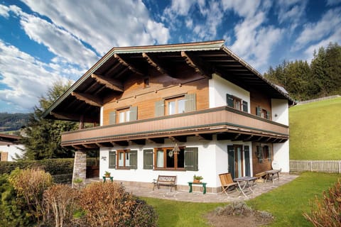 Rent Haus Seinader in Kirchberg: rustic vacation home in a quiet location, ideal for family vacations, group stays and KitzSki ski trips.