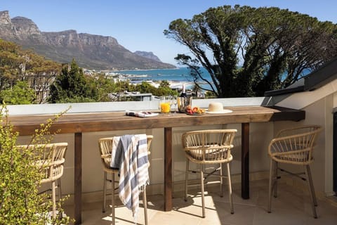 "...the views from the unit of the 12 Apostles/Table Mountain range and Signal Hill are outstanding."