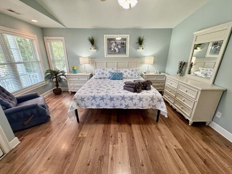 myrtle-beach-beach-vacation-home-king-bedroom