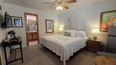 This cozy studio offers a king bed, smart TV, & full bath​