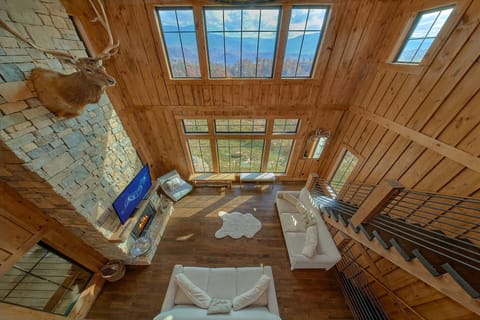 Luxury 4 Bedroom Cabin with Indoor Pool