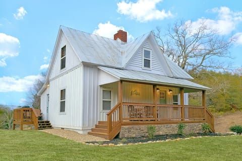 3 Bedroom Farmhouse in Sevierville Sleeps 8