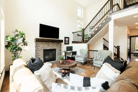 Modern mountain retreat - end unit townhouse