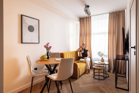 Salon stanowi komfortową strefę wypoczynku i relaksu. Znajduje się w nim wygodna, rozkładana sofa zapewniająca dodatkowe miejsce do spania dla dwóch osób, stolik kawowy oraz telewizor Smart TV z dostępem do kanałów satelitarnych.