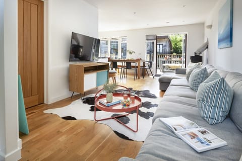 Anemone Porthtowan holiday home living area with window seat near beach Cornwall