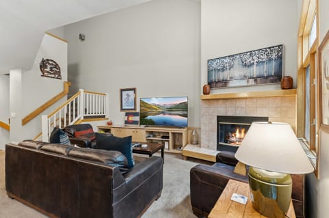 Living room: Gas fireplace, Smart TV, leather seating, vaulted ceilings