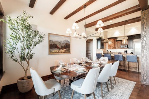 Elegant dining for the whole group