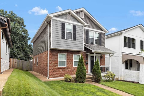 Your St. Louis getaway starts here! Enjoy the welcoming front porch, comfortable rocking chairs, and a quiet neighborhood setting.