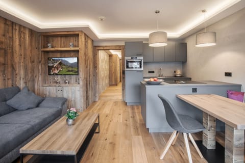 Modern premium vacation apartment in central Kirchberg with open kitchen, living area and balcony, ideal for families, couples and KitzSki.